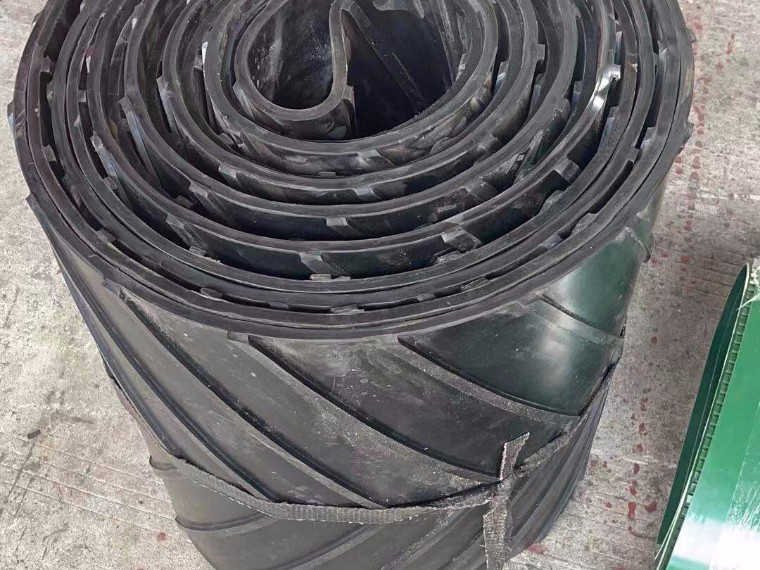 黑色淤泥輸送帶 凸人字污泥輸送帶生產廠家--金泰輸送